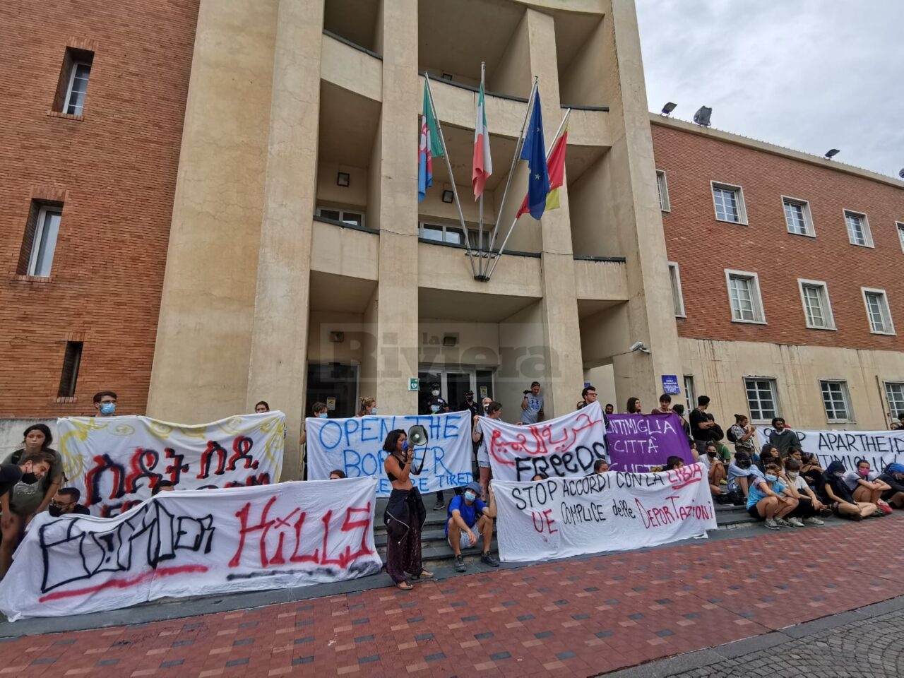 “Ventimiglia, vergogna, sei peggio di una fogna”: i no border manifestano per la solidarietà ai migranti