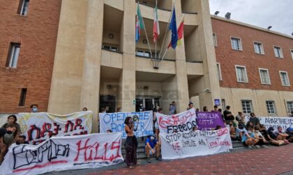 "Ventimiglia, vergogna, sei peggio di una fogna": i no border manifestano per la solidarietà ai migranti