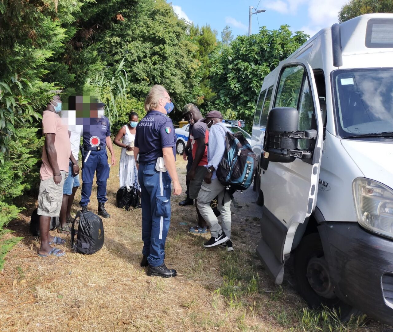 Commercio abusivo: blitz della polizia locale a Diano Marina  sugli autobus
