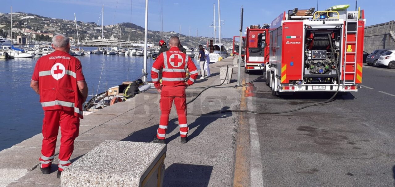 Dimentica il freno a mano e l’auto finisce in mare a Sanremo
