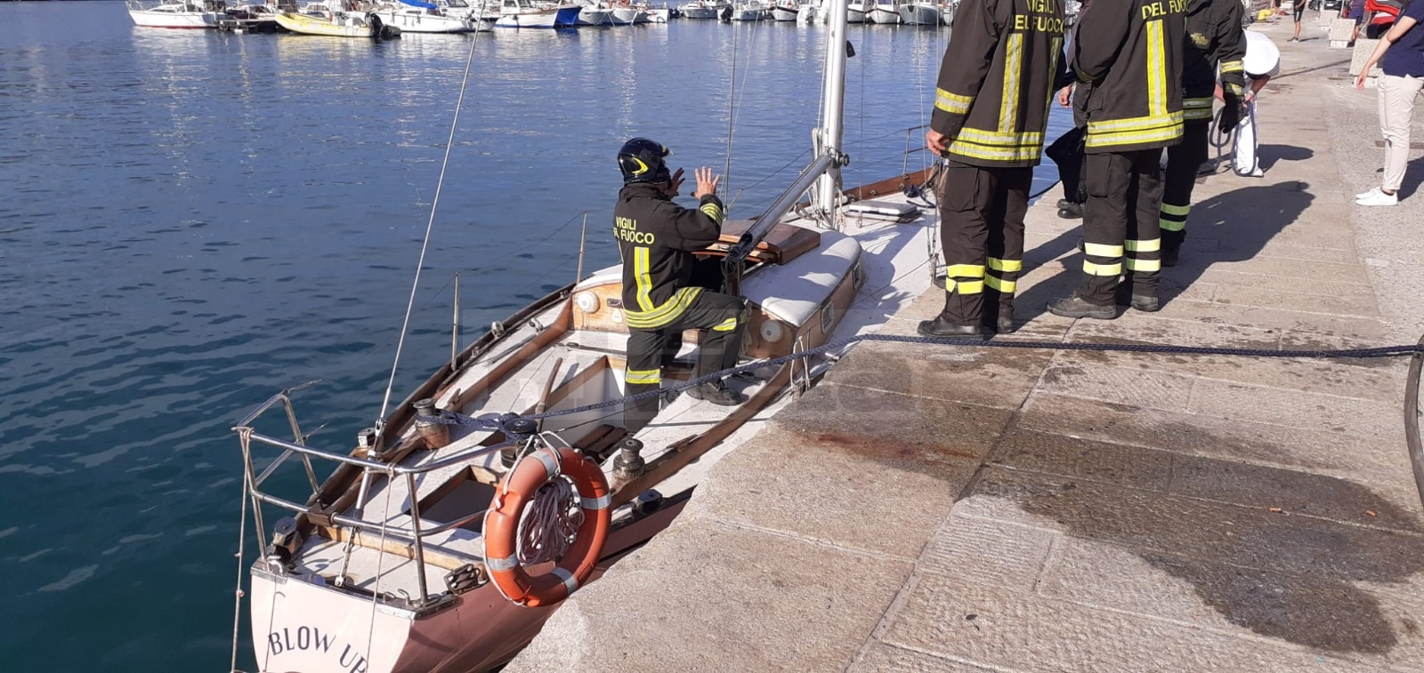 Principio incendio imbarcazione Porto Vecchio_02