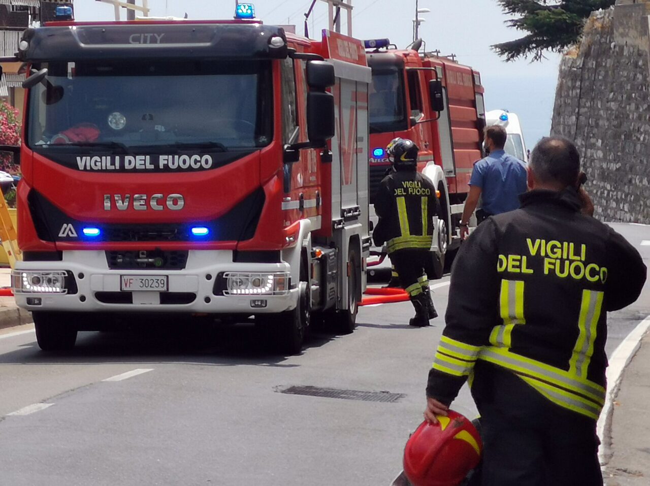 Camion si ribalta sulla strada per Poggio