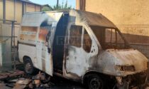 Brucia un furgone nella notte a Camporosso