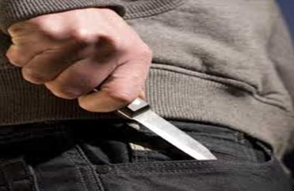Minaccia commessa con un coltello e la rapina, nei guai 69enne