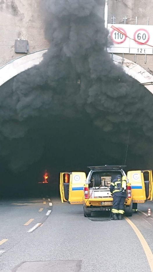 Camion in fiamme sull’A’10 tratto chiuso