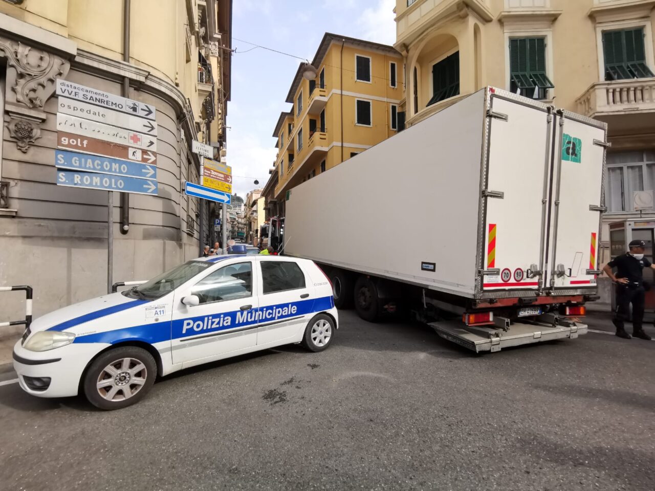 Via Zefiro Massa chiusa al traffico per un tir bloccato