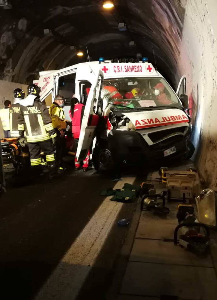 1 Incidente A10 Autofiori 16 agoato 2021 ambulanza vigili del fuoco autostrada_02
