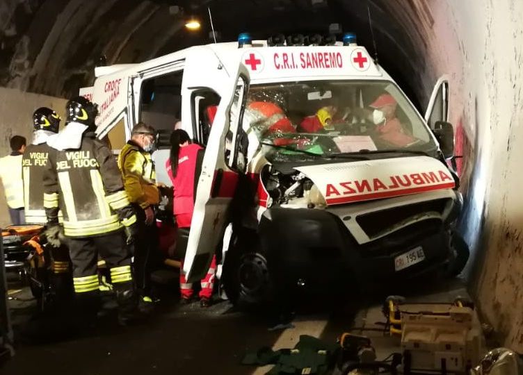 Schianto in autostrada per un equipaggio Cri, probabile malore o colpo di sonno