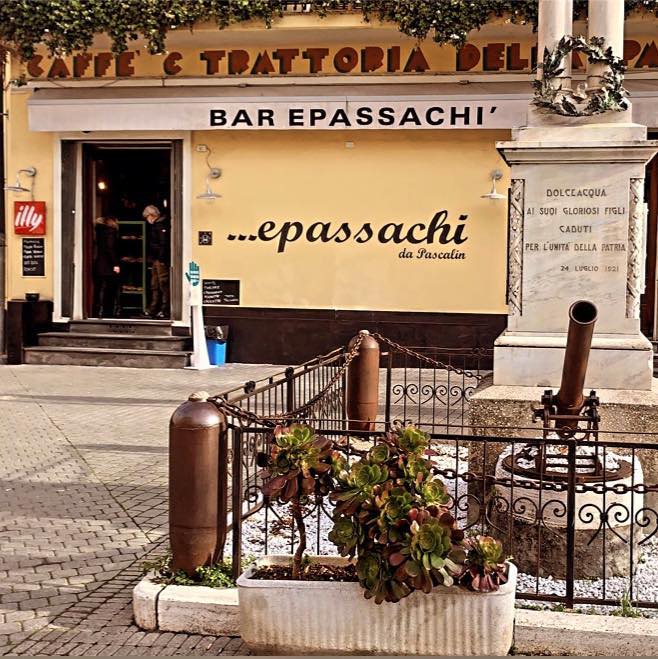 Green pass: bar sospende consumazioni all’interno, clienti solo nel dehor
