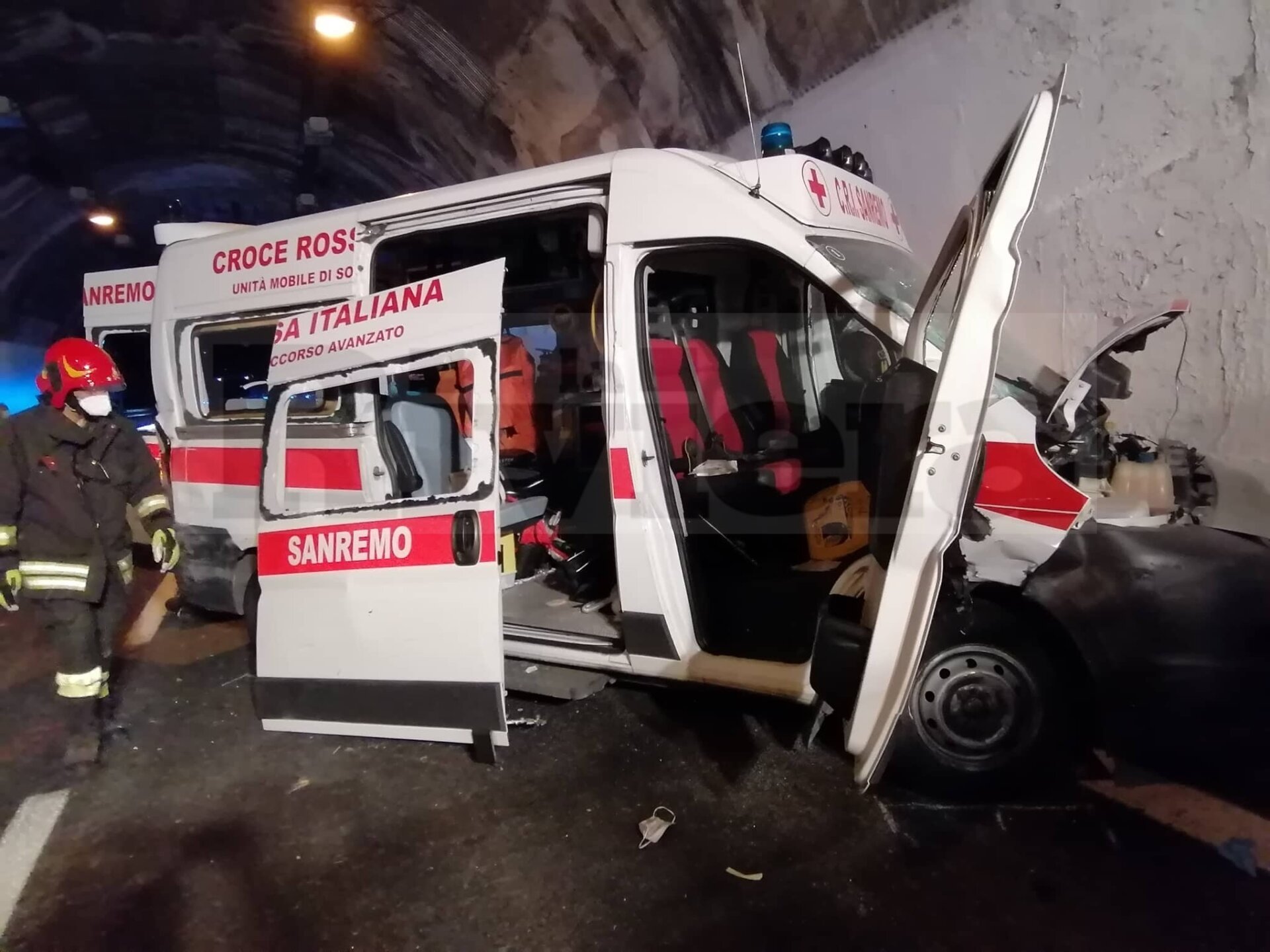 2 Incidente A10 Autofiori 16 agoato 2021 ambulanza vigili del fuoco autostrada