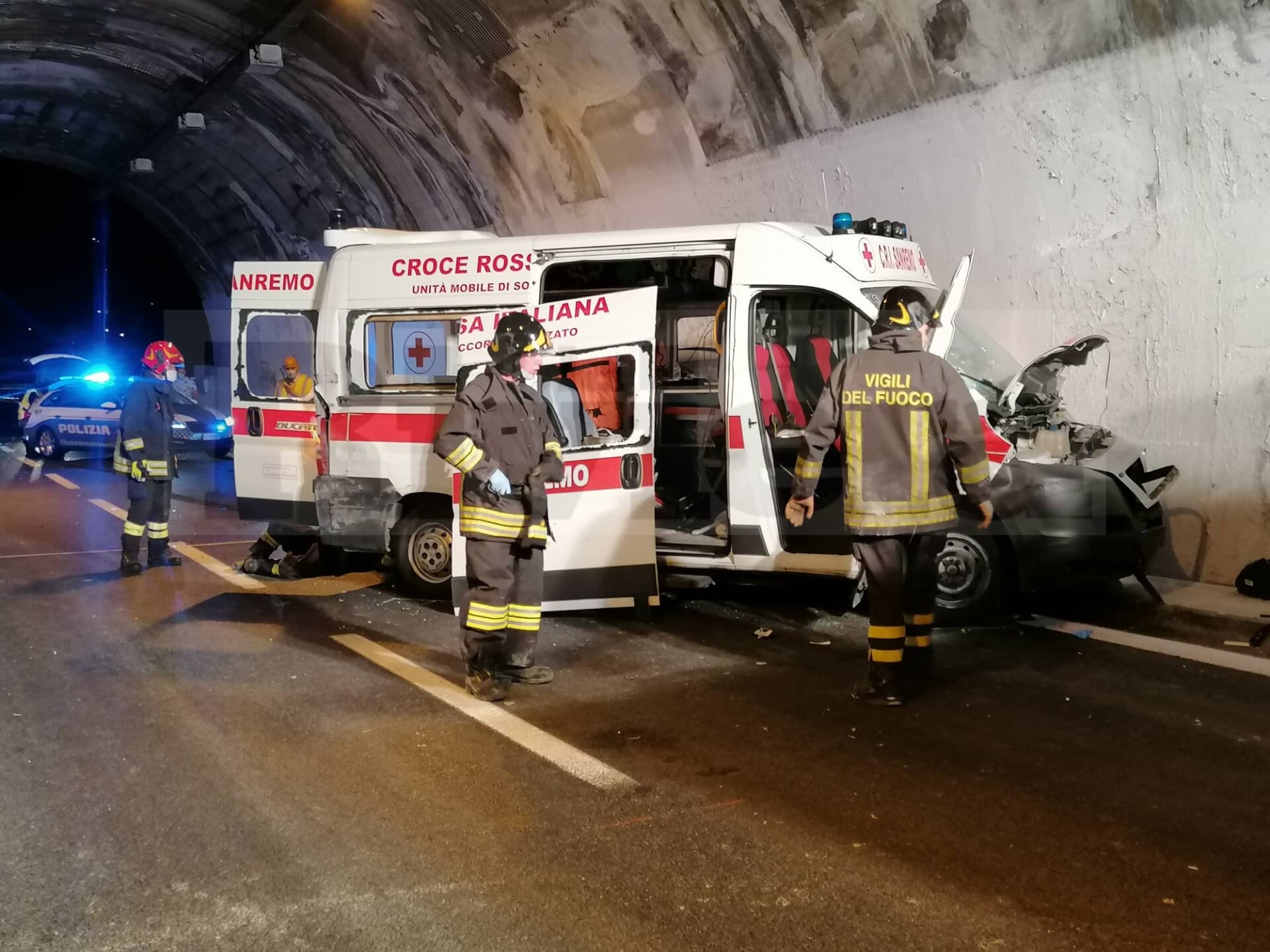 2 Incidente A10 Autofiori 16 agoato 2021 ambulanza vigili del fuoco autostrada_02