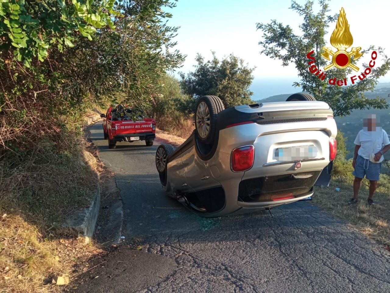 Auto si cappotta a Pompeiana, un ferito: vigili del fuoco e 118 sul posto