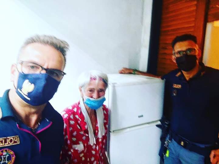 Agenti in soccorso a donna di 93 anni con cibo, medicinali e un frigo