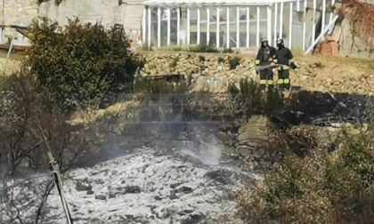 Incendio tra le fasce vicino alle case a Camporosso, interviene l'elicottero