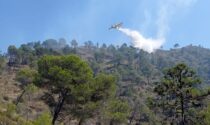 Incendio lungo la statale 20 tra Olivetta e Airole: vigili del fuoco ed elicottero in azione