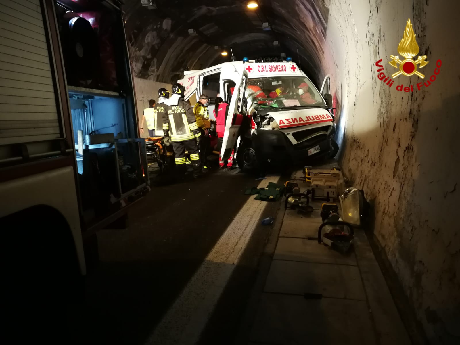 Incidente A10 Autofiori 16 agoato 2021 ambulanza vigili del fuoco autostrada_02
