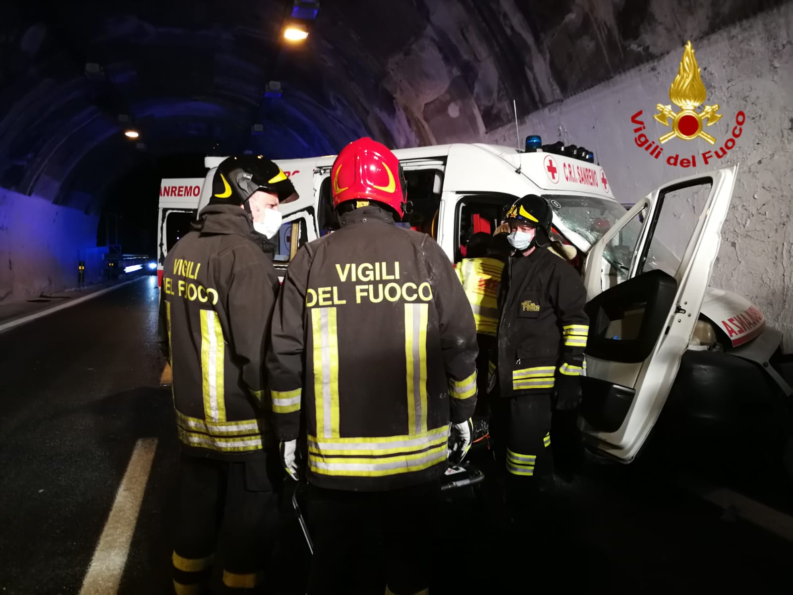Incidente A10 Autofiori 16 agoato 2021 ambulanza vigili del fuoco autostrada_03