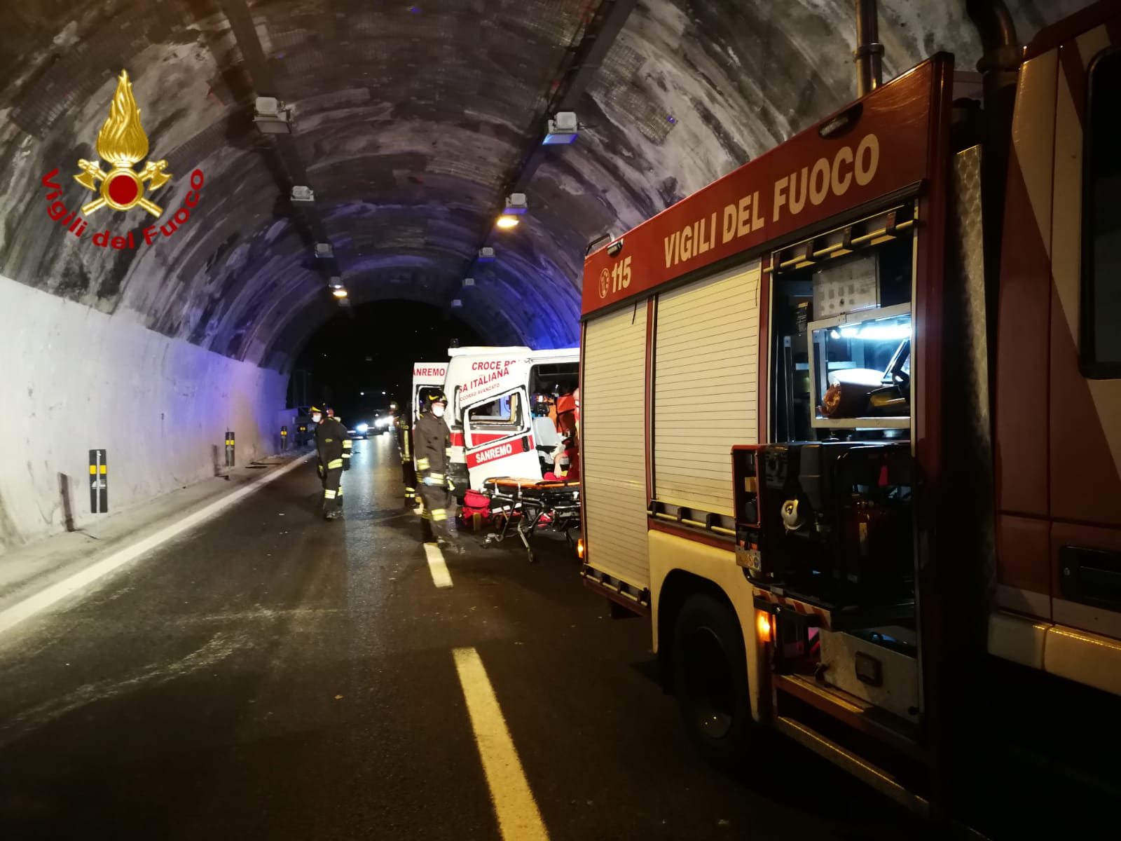 Incidente A10 Autofiori 16 agoato 2021 ambulanza vigili del fuoco autostrada_04
