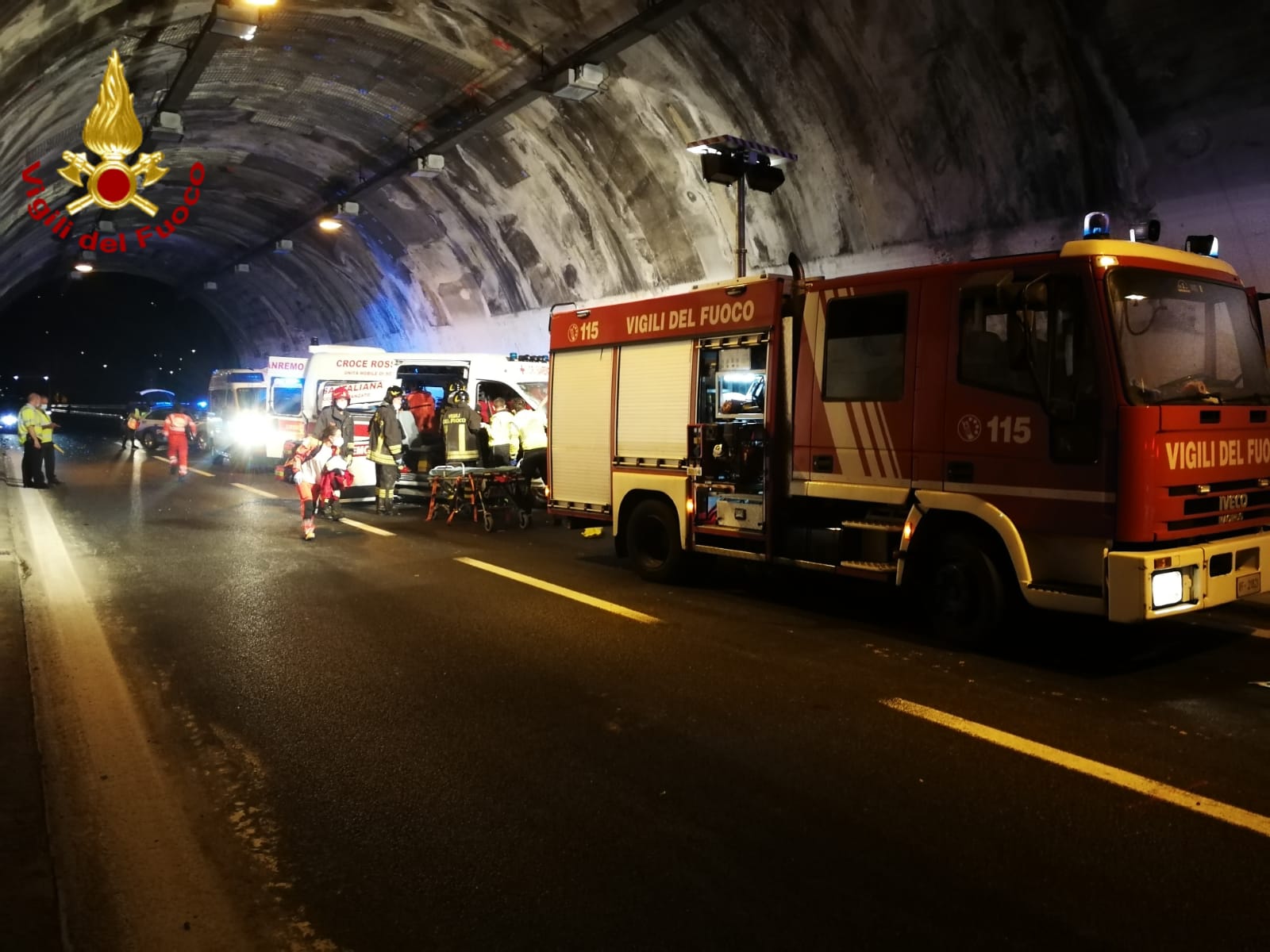 Incidente A10 Autofiori 16 agoato 2021 ambulanza vigili del fuoco autostrada_07