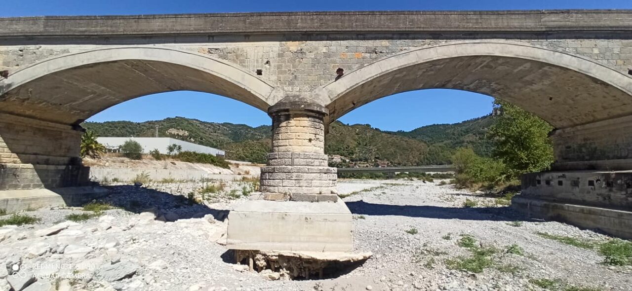 Allarme erosione per il ponte della ferrovia di Bevera. Foto choc