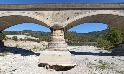 Allarme erosione per il ponte della ferrovia di Bevera. Foto choc