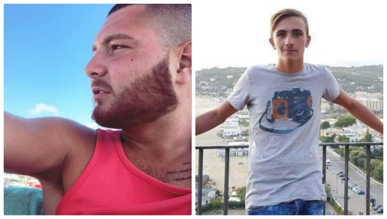 Bagnino e amico rischiano di morire per salvarli, ma loro scappano appena giunti a riva