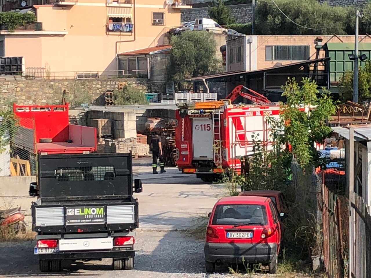 Incendio nella notte in deposito edile di Chiusanico