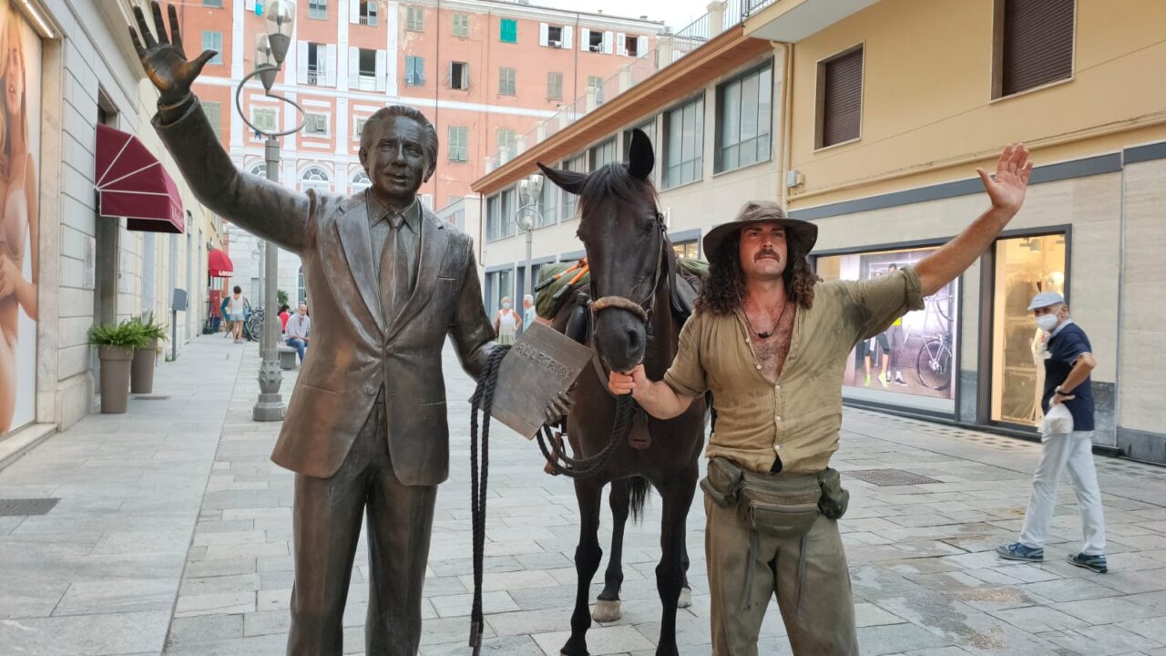 In centro a Sanremo il “cowboy” Cristian con il suo cavallo