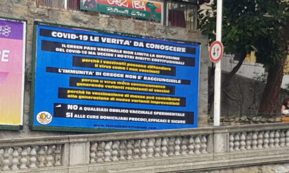 Spunta maxi manifesto NO VAX in piazza del mercato a Sanremo