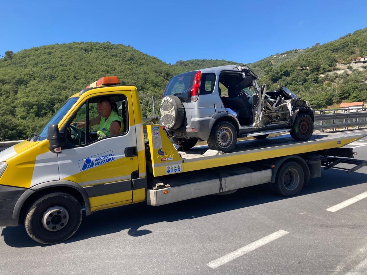 Tragico schianto in auto sulla statale 28, muore una donna