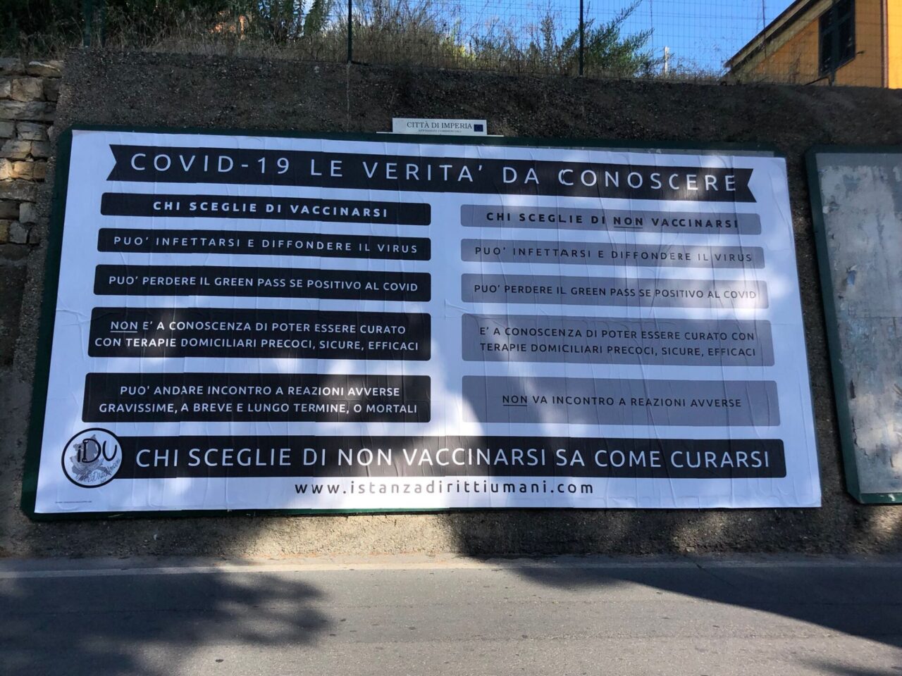 Maxi manifesto no-vax davanti all’ospedale di Imperia