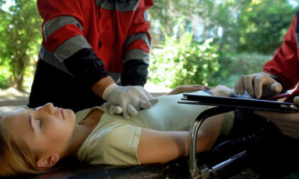 Tenta di salvarle la vita con il massaggio cardiaco, ma per una donna di 34 anni non c'è nulla da fare