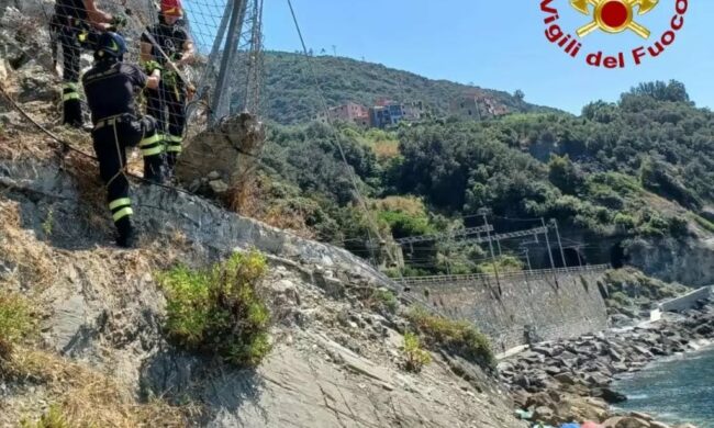 Precipita masso, spiaggia evacuata