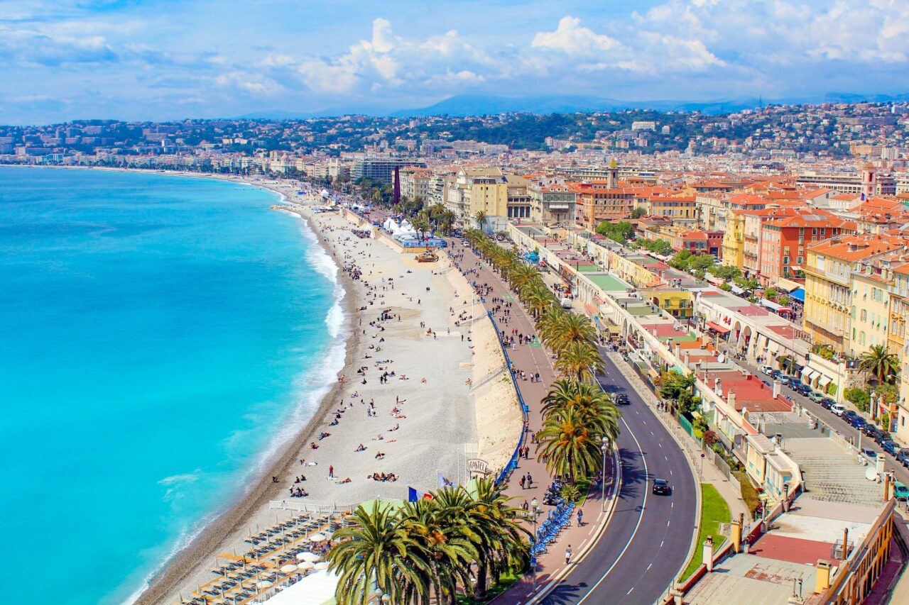 Da lunedì shopping con green pass e mascherina obbligatoria in Francia