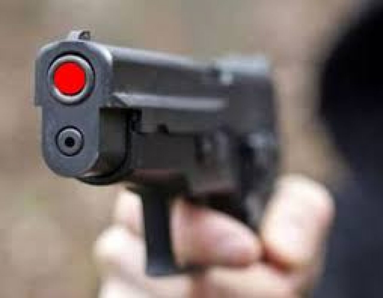 Percorre l’Aurelia in moto mostrando pistola ai passanti