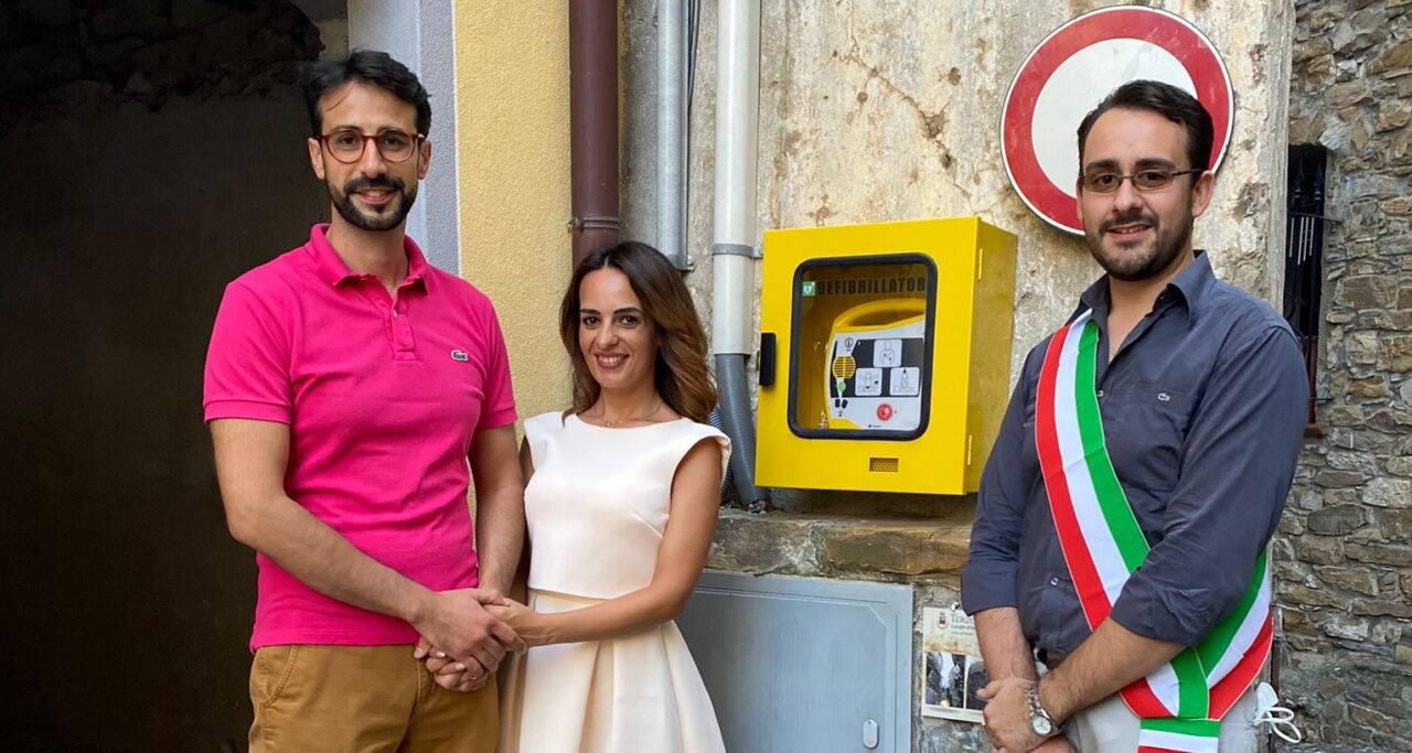 Sposi donano un defibrillatore al Comune in occasione delle nozze