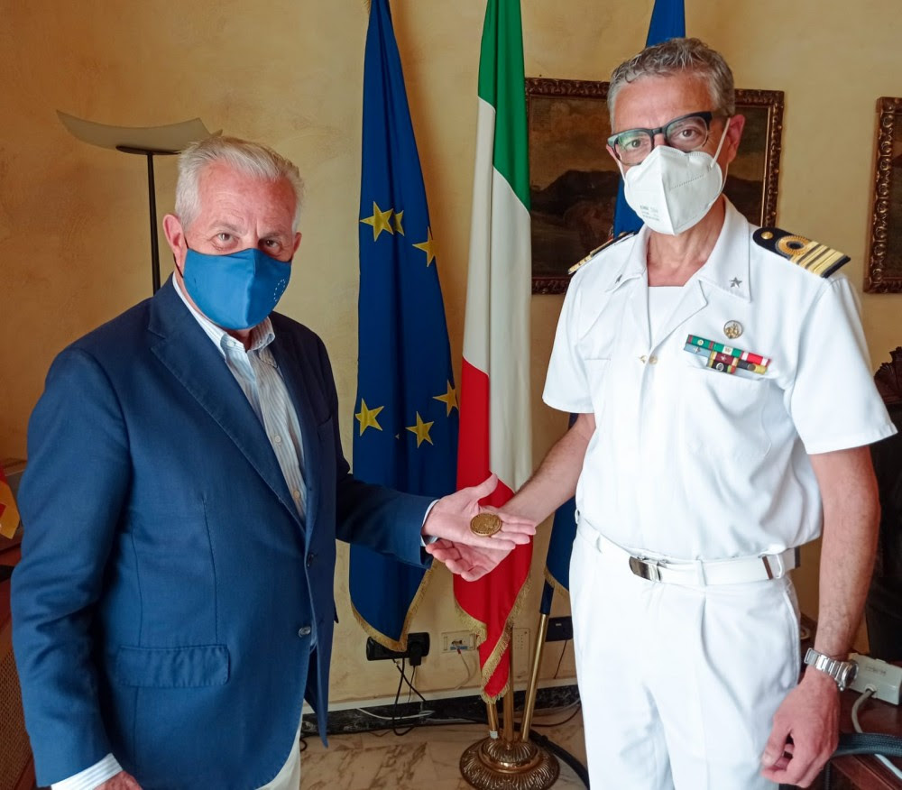 Il Comandante Semeraro saluta il sindaco Scajola