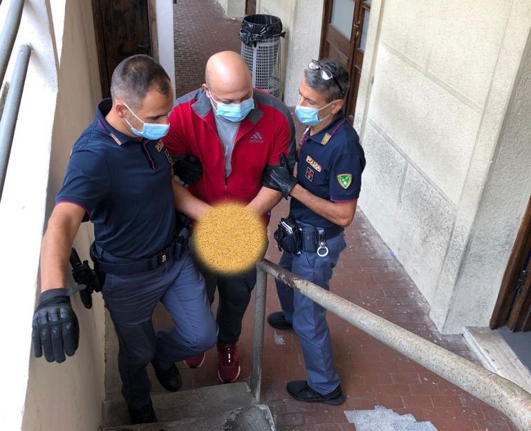 Pugile latitante ricercato per violenza sessuale arrestato dalla polizia di frontiera