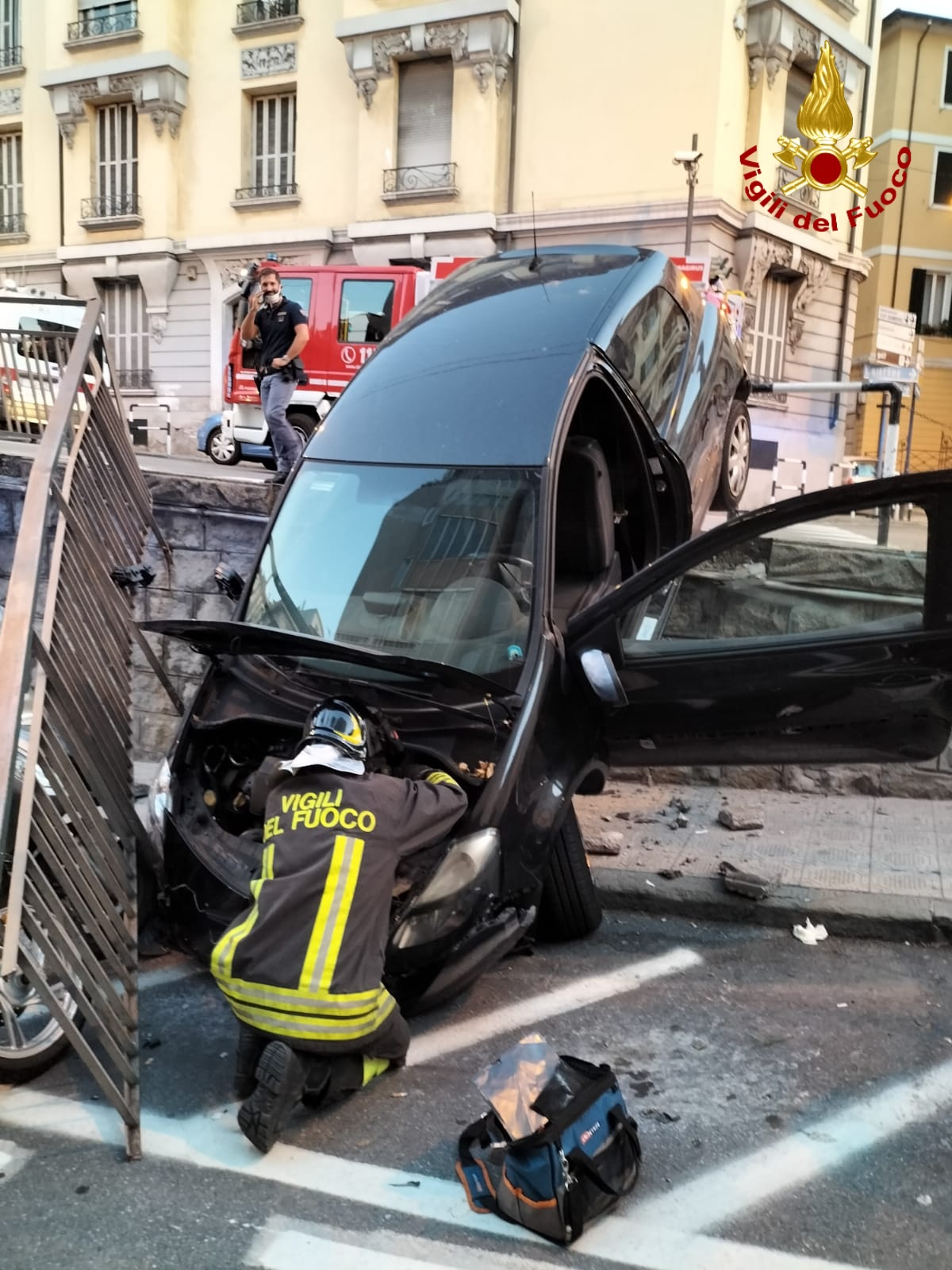 auto sotto strada via francia