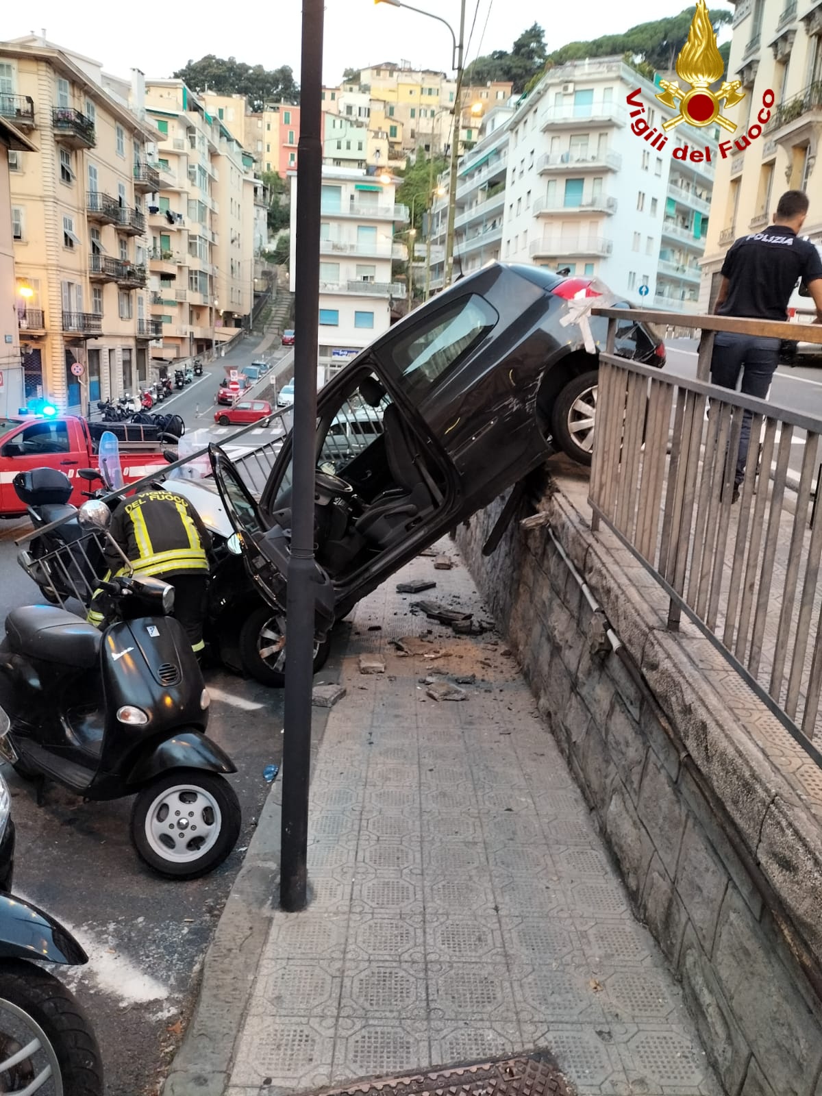 auto sotto strada via francia