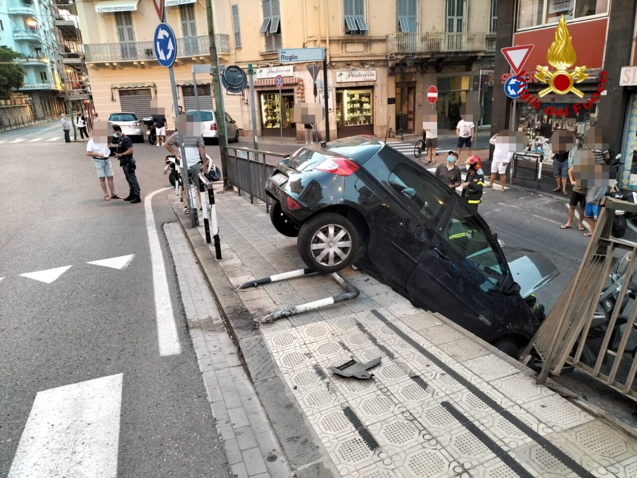 Perde controllo dell’auto sfonda ringhiera e finisce sotto strada