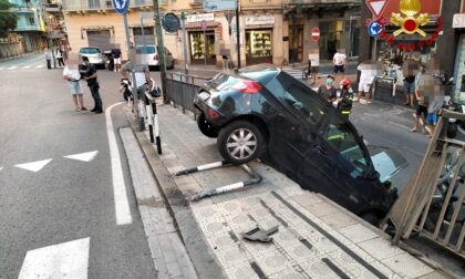 Perde controllo dell'auto sfonda ringhiera e finisce sotto strada