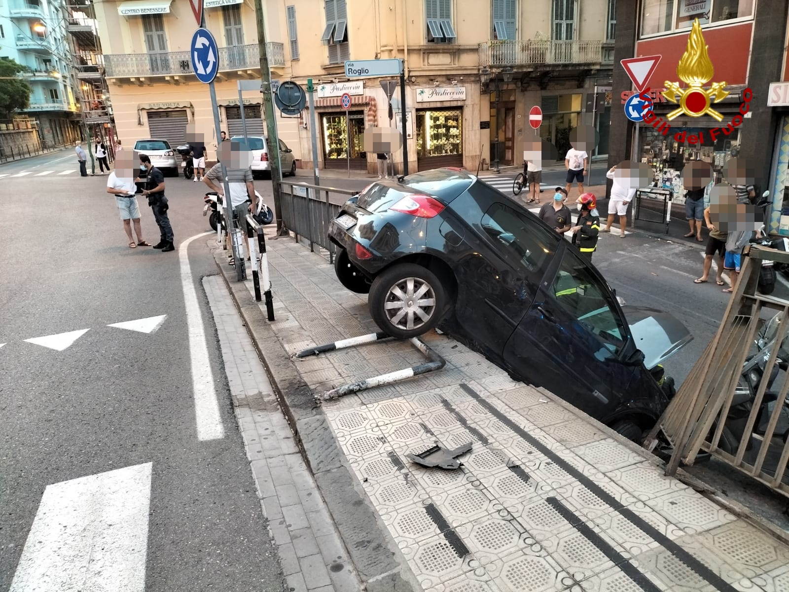 auto sotto strada via francia