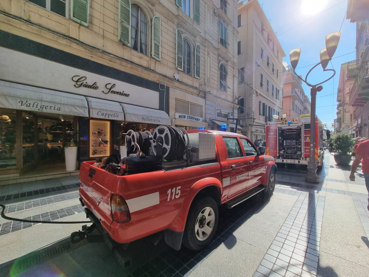 Incendio in un appartamento in centro. Vigili del Fuoco sul posto