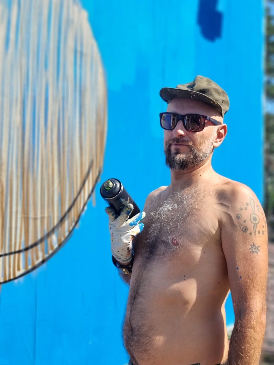 Lo street artist Mr.Fijodor firma il billboard di Area Sanremo