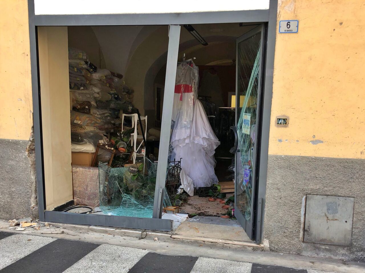 L’auto si spegne e sfonda la vetrina di una lavanderia a Imperia
