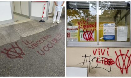 Scritte No Vax all'ingresso del distretto sanitario di Ventimiglia. Foto