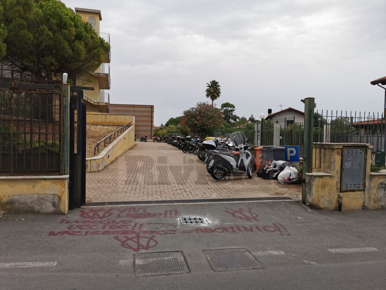 Scritte novax fuori dal cancello dell’Istituto Montale di Bordighera