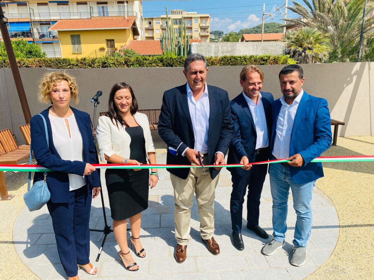 Taglio del nastro per un altro pezzetto di pista ciclabile e waterfront riqualificato
