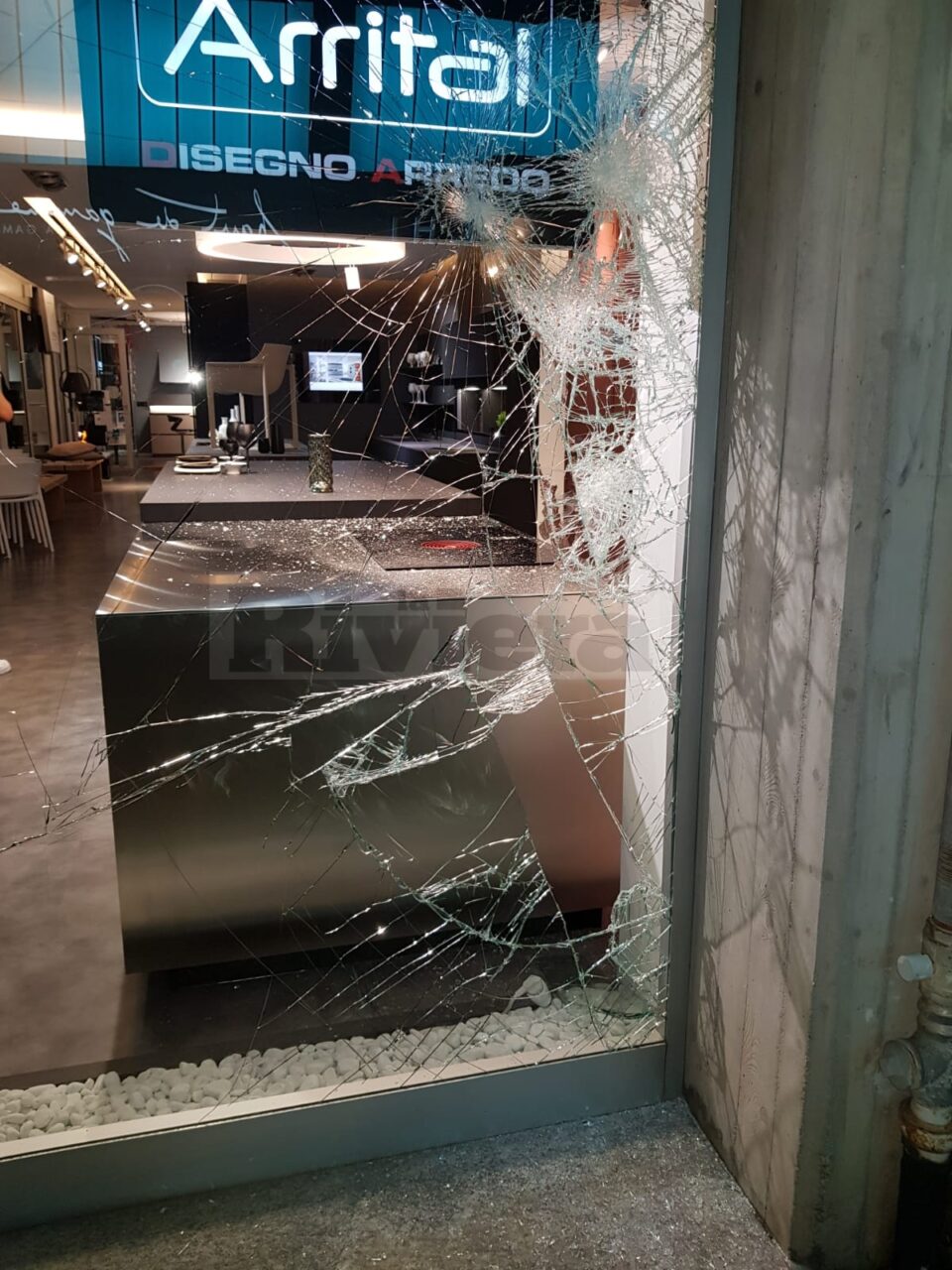 Danneggiata all’alba la vetrina di un negozio a Ventimiglia